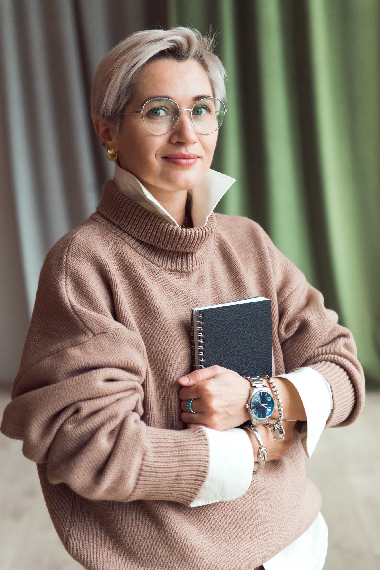 fashion young woman freelancer or stylist posing with planner